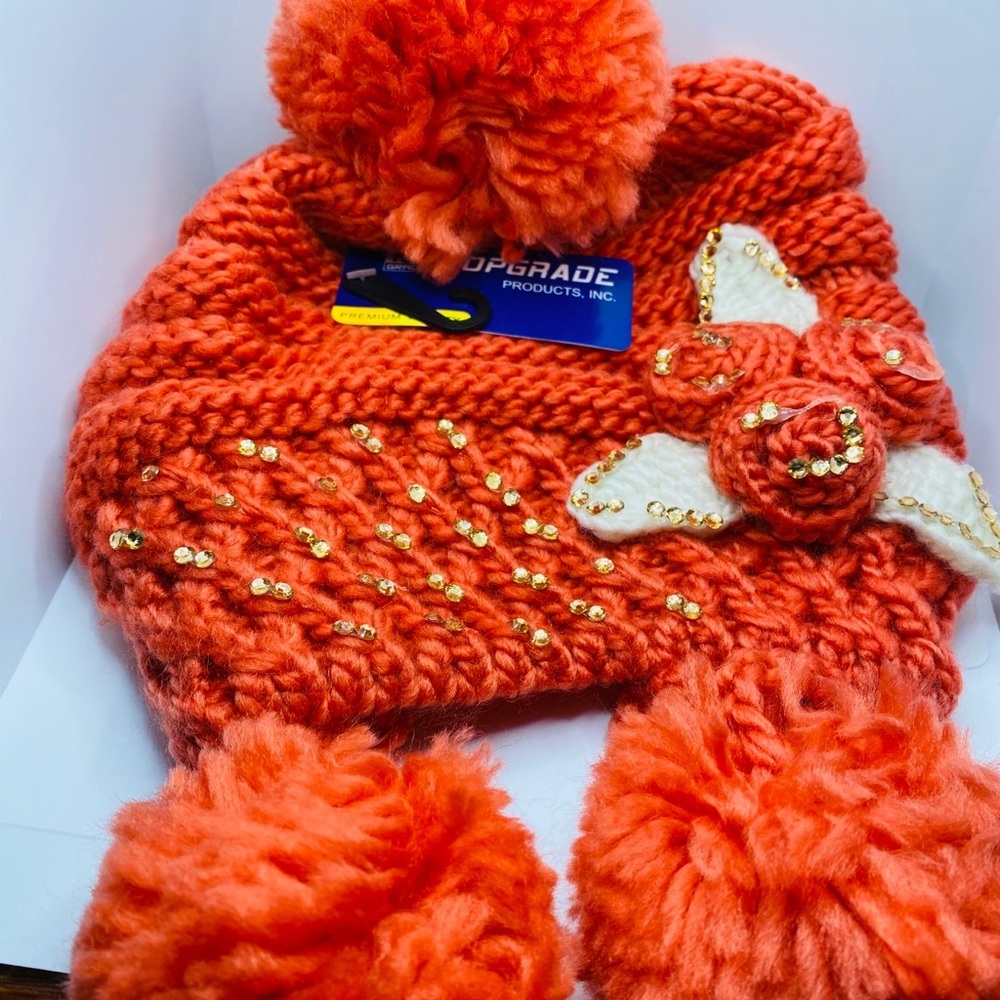NWT Knitted hat in coral with golden embellishments